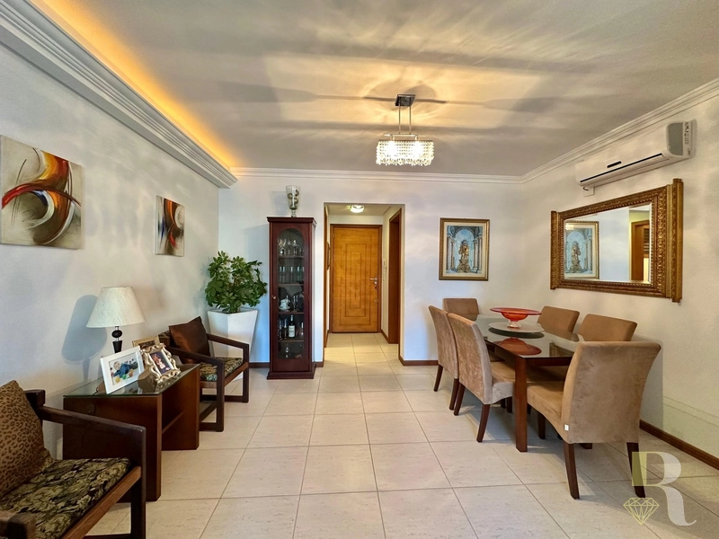 AMPLO APARTAMENTO DE FRENTE – VISTA DEFINIDA PARA A SERRA: 3ª foto da galeria de imagens do imóvel