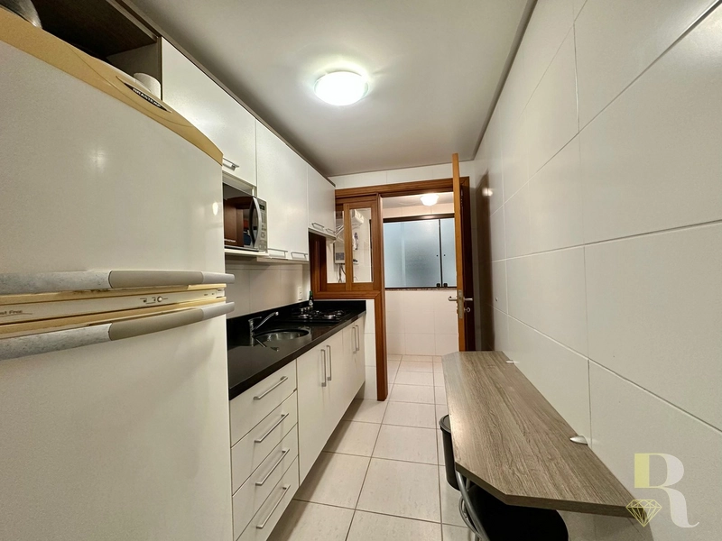 AMPLO APARTAMENTO DE FRENTE – VISTA DEFINIDA PARA A SERRA: 5ª foto da galeria de imagens do imóvel