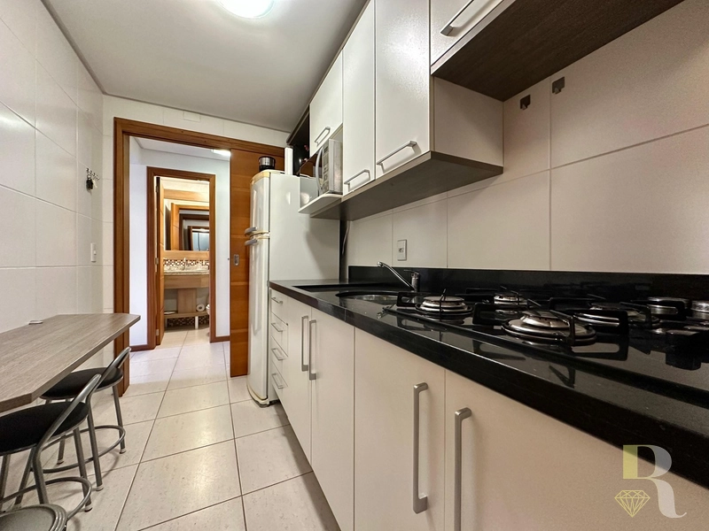 AMPLO APARTAMENTO DE FRENTE – VISTA DEFINIDA PARA A SERRA: 6ª foto da galeria de imagens do imóvel