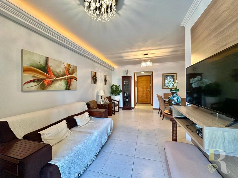 AMPLO APARTAMENTO DE FRENTE – VISTA DEFINIDA PARA A SERRA: 2ª foto da galeria de imagens do imóvel