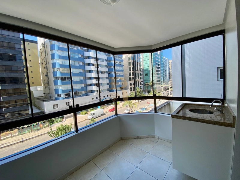 SACADA DE FRENTE PARA A AVENIDA COM VISTA MAR: 3ª foto da galeria de imagens do imóvel