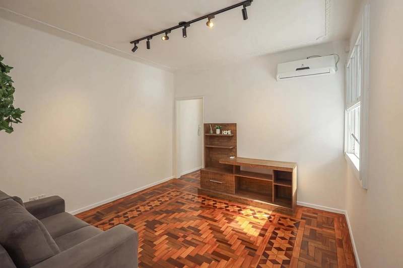 Apartamento Reformado 2 dormitórios no bairro Centro Histórico: 2ª foto da galeria de imagens do imóvel