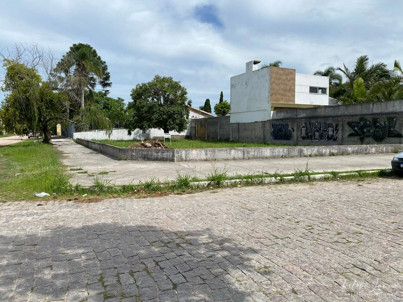 Terreno de esquina na Avenida rio grande do Sul, Laranjal: 1ª foto da galeria de imagens do imóvel