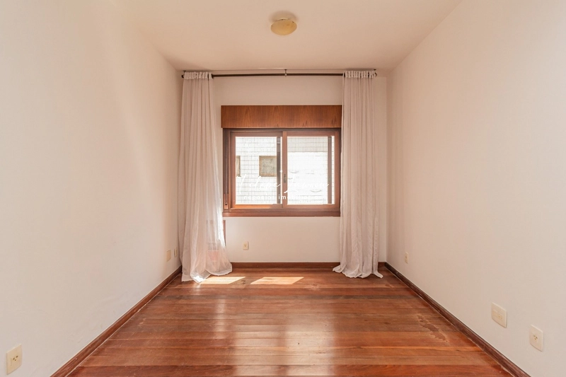 Apartamento no centro, amplo, 2 dormitórios e sacada com churrasqueira: 10ª foto da galeria de imagens do imóvel