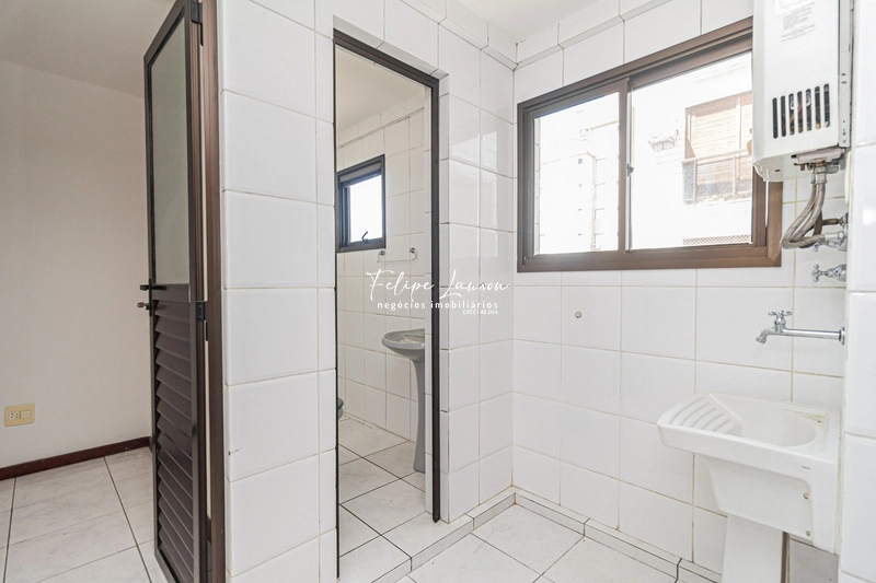 Apartamento no centro, amplo, 2 dormitórios e sacada com churrasqueira: 12ª foto da galeria de imagens do imóvel