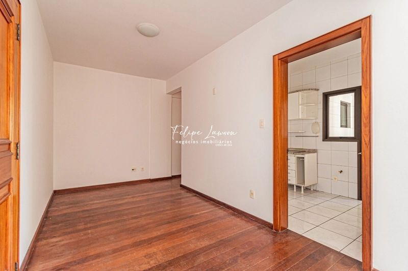 Apartamento no centro, amplo, 2 dormitórios e sacada com churrasqueira: 6ª foto da galeria de imagens do imóvel