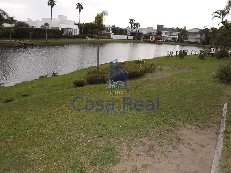 Beira lago: 17ª foto da galeria de imagens do imóvel
