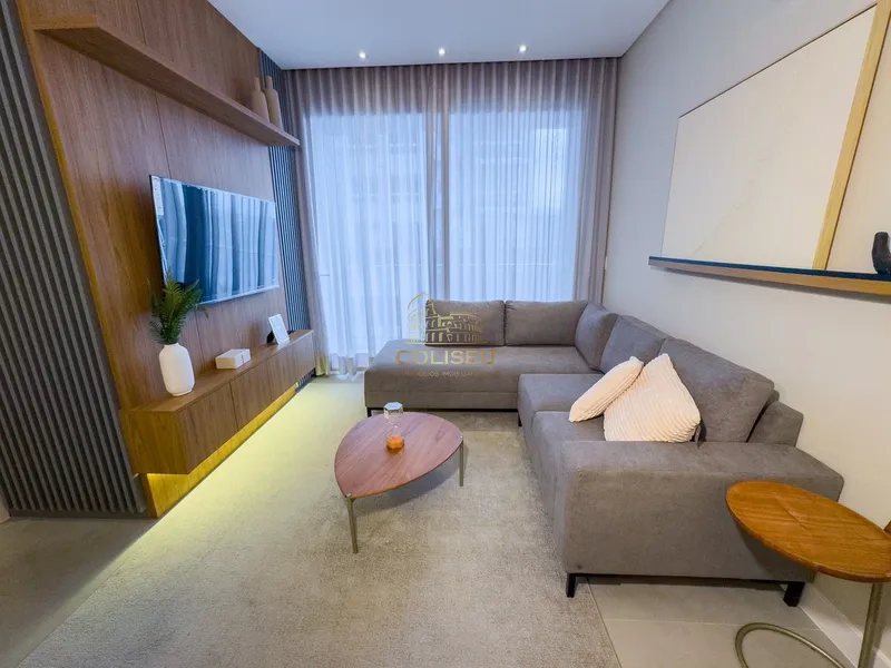 PRAÇA E AVENIDA FLAVIO BOIANOVSKI, APARTAMENTO DE FRENTE COM SACADA.