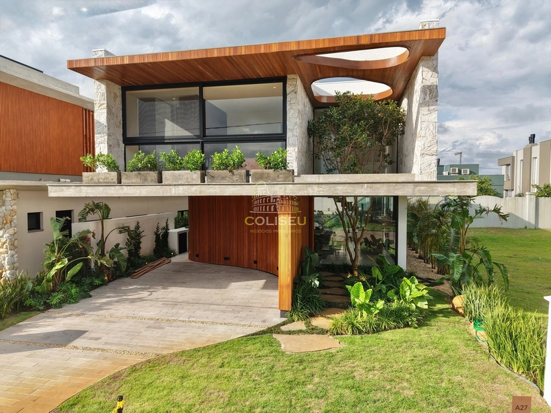 SOBRADO DE ALTO PADRÃO COM 262M² / FINAMENTE MOBILIADO!