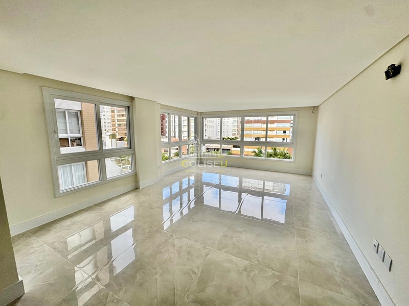3 SUÍTES / FRENTE PRAÇA !!!