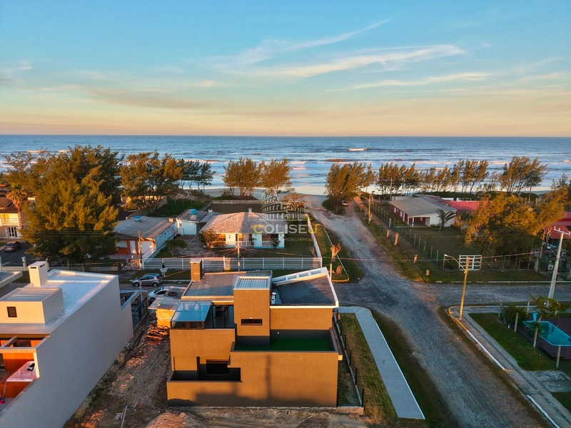 CASA DE ESQUINA A UMA QUADRA DO MAR!!!: 3ª foto da galeria de imagens do imóvel