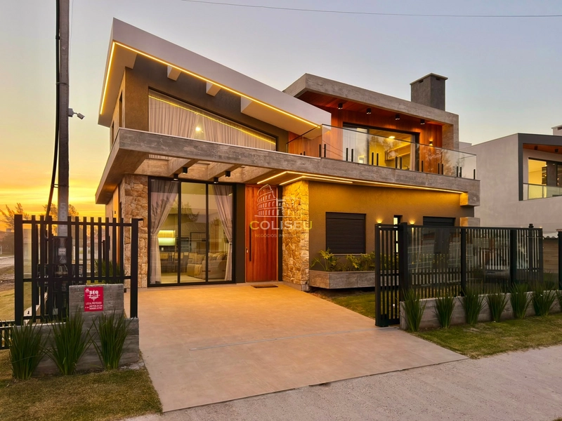 CASA DE ESQUINA A UMA QUADRA DO MAR!!!: 1ª foto da galeria de imagens do imóvel
