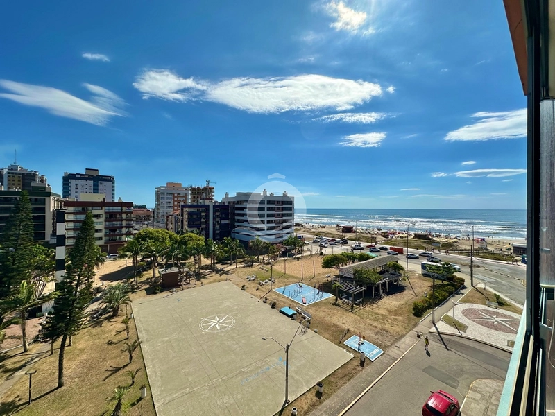 Apartamento com Vista Permanente para o Mar e Frente à Praça do Farol.