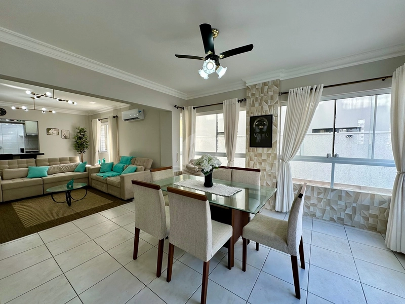 Desfrute do Sol da Manhã e de um Terraço Espaçoso no Coração da Cidade