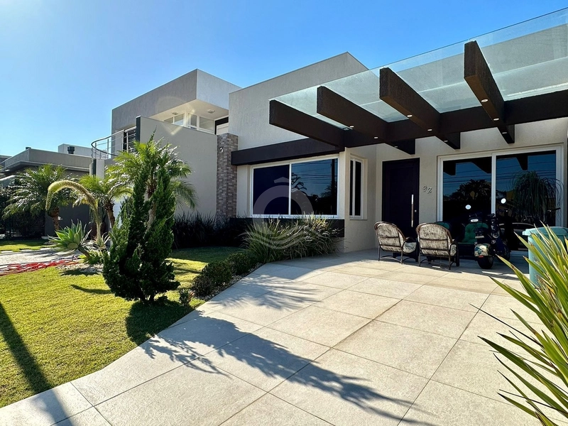 Casa com 04 suítes em frente ao clube: 1ª foto da galeria de imagens do imóvel