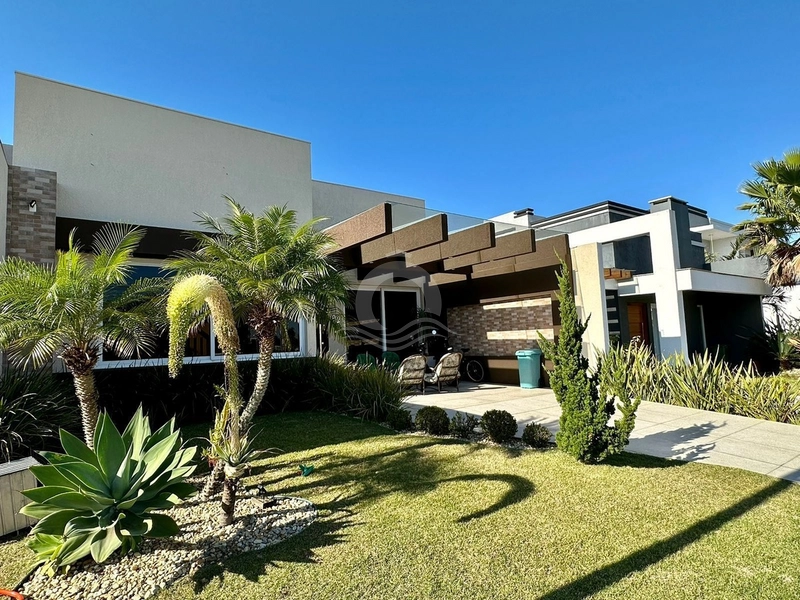Casa com 04 suítes em frente ao clube: 2ª foto da galeria de imagens do imóvel