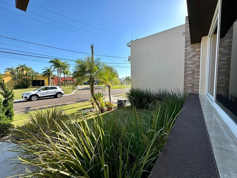 Casa com 04 suítes em frente ao clube: 5ª foto da galeria de imagens do imóvel