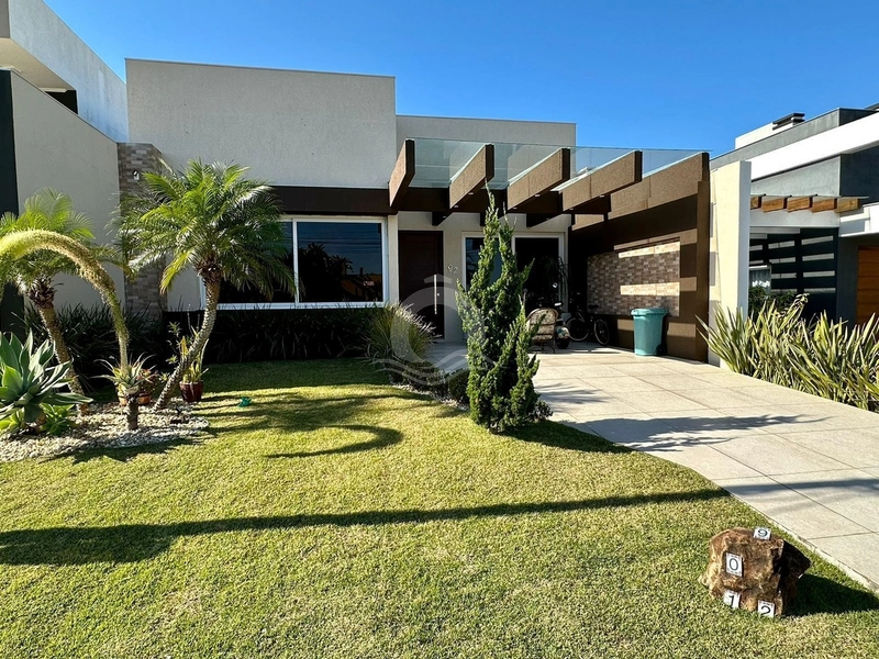 Casa com 04 suítes em frente ao clube: 3ª foto da galeria de imagens do imóvel