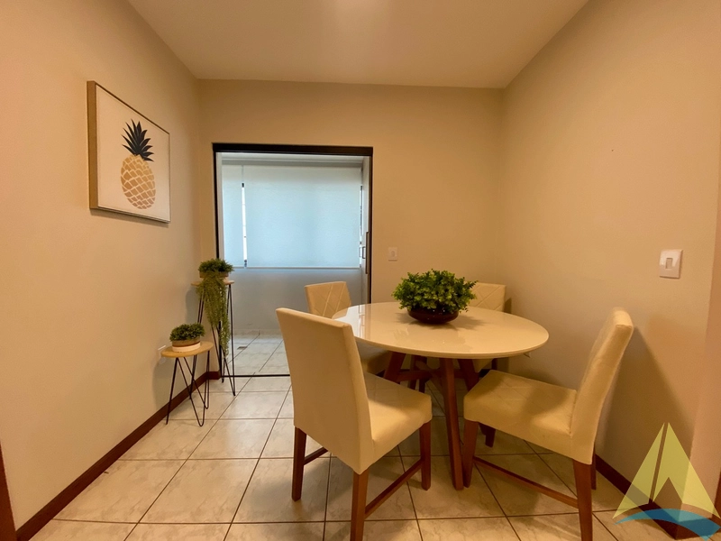 Dois dormitórios lateral, mobiliado e decorado: 2ª foto da galeria de imagens do imóvel