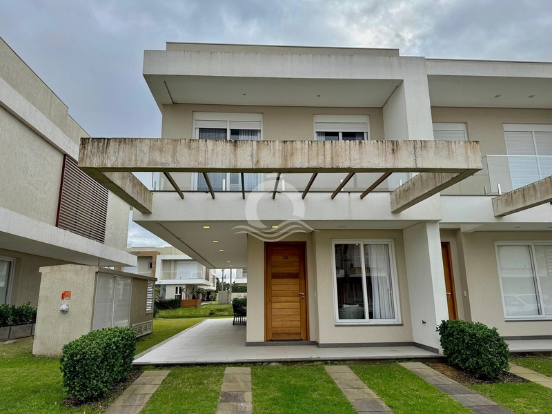 Casa Beira Lago com Prainha Particular em Condomínio Fechado