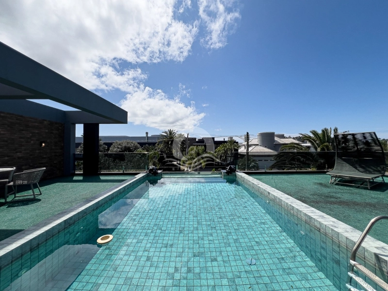 Mobiliada e decorada, com piscina no segundo piso!