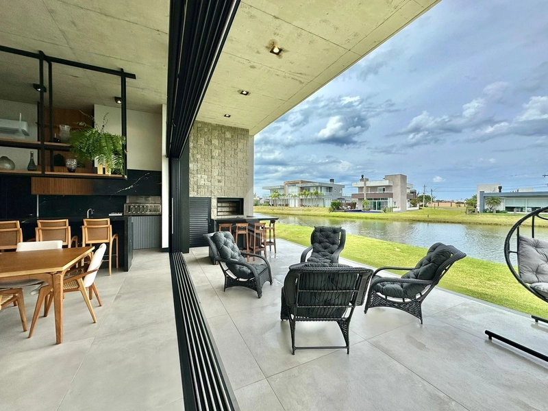 Casa Condomínio com 4 suítes beira Lago: 1ª foto da galeria de imagens do imóvel
