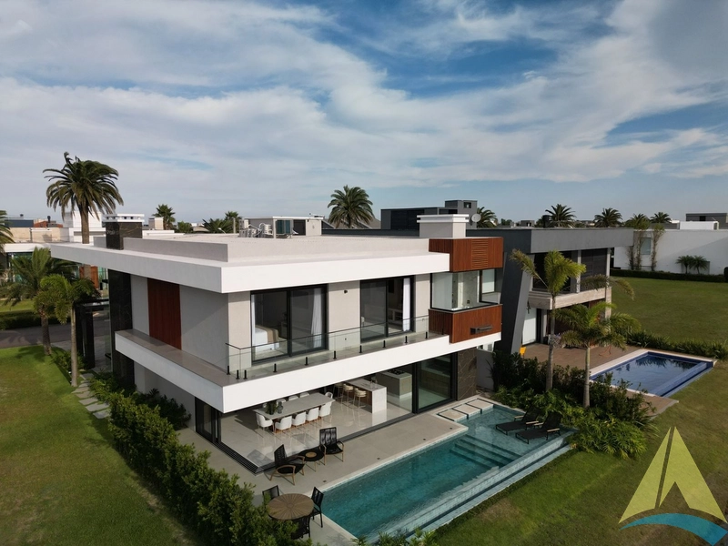 Casa com cinco suítes e piscina: 95ª foto da galeria de imagens do imóvel