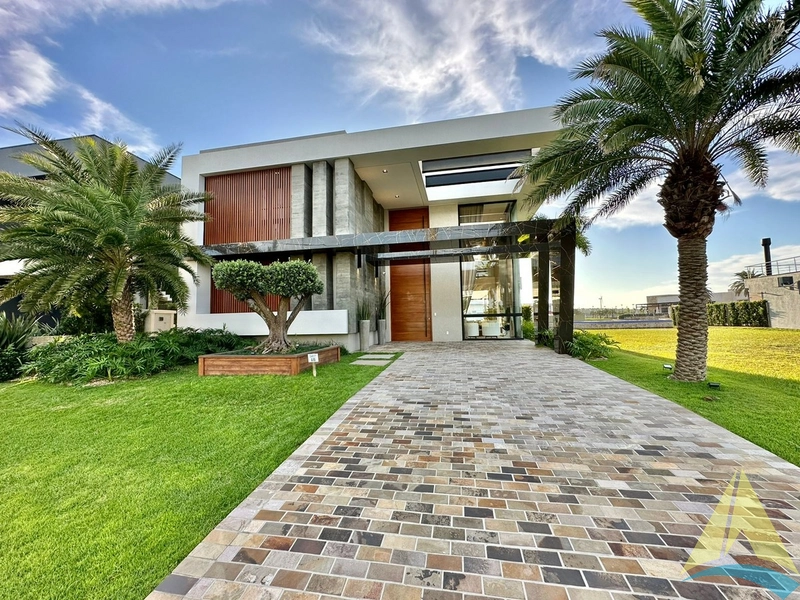 Casa com cinco suítes e piscina: 3ª foto da galeria de imagens do imóvel