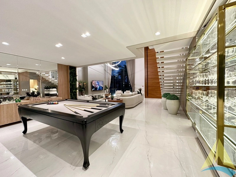Casa com cinco suítes e piscina: 75ª foto da galeria de imagens do imóvel