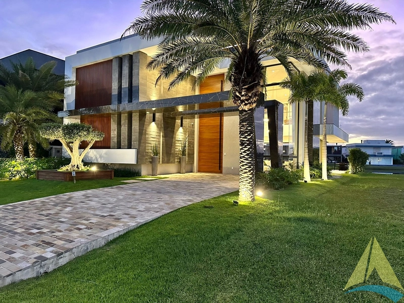 Casa com cinco suítes e piscina: 1ª foto da galeria de imagens do imóvel