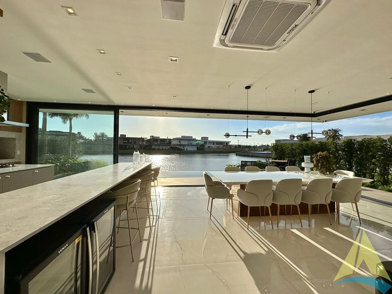 Casa com cinco suítes e piscina: 49ª foto da galeria de imagens do imóvel