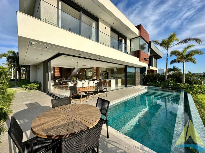 Casa com cinco suítes e piscina: 87ª foto da galeria de imagens do imóvel