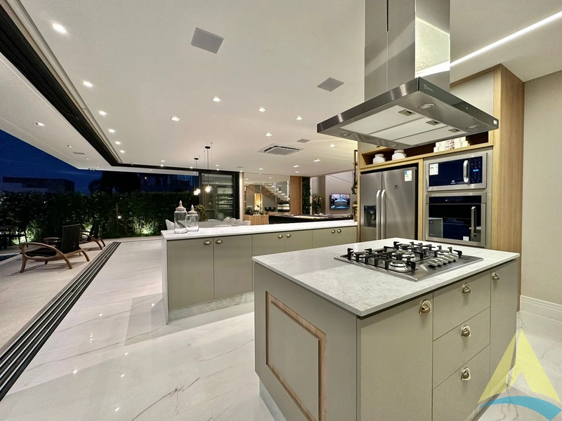 Casa com cinco suítes e piscina: 34ª foto da galeria de imagens do imóvel