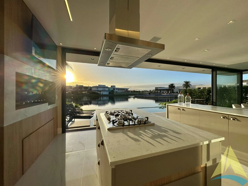 Casa com cinco suítes e piscina: 24ª foto da galeria de imagens do imóvel