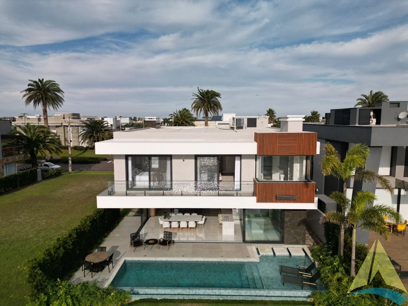 Casa com cinco suítes e piscina: 94ª foto da galeria de imagens do imóvel