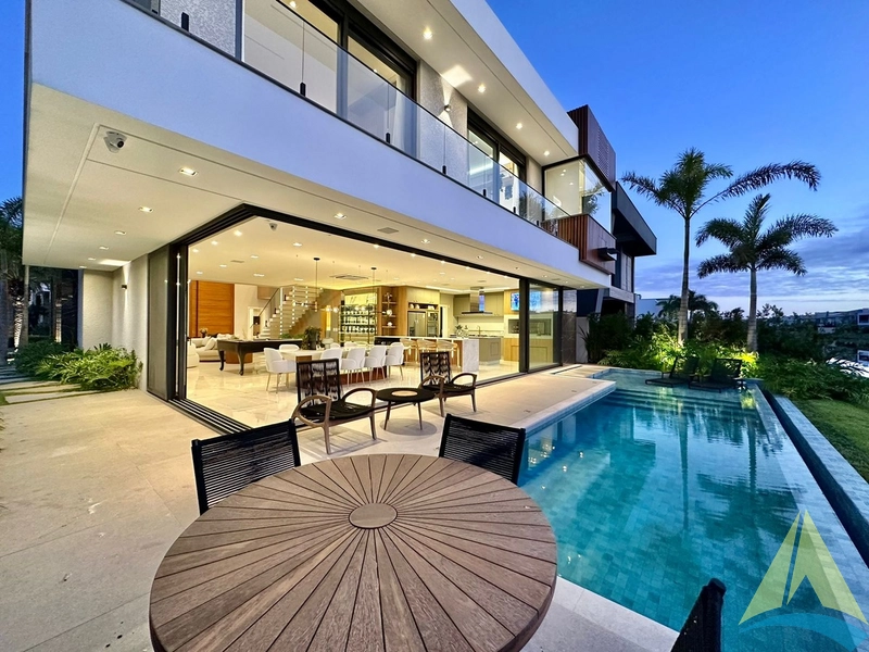 Casa com cinco suítes e piscina: 93ª foto da galeria de imagens do imóvel
