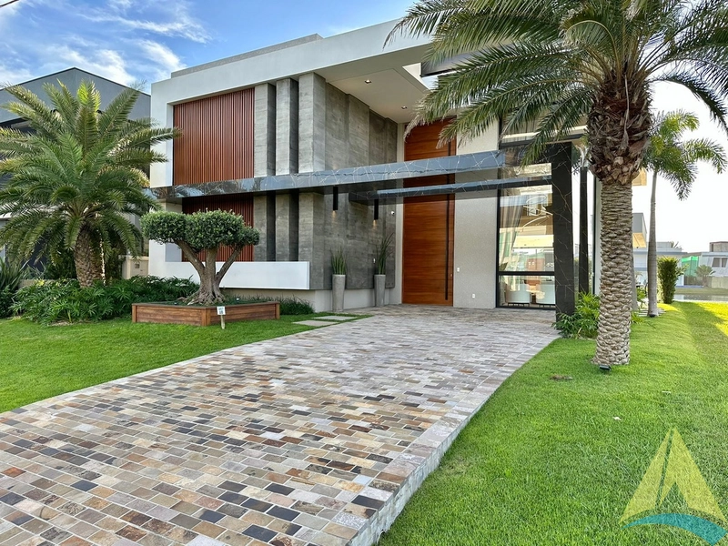 Casa com cinco suítes e piscina: 2ª foto da galeria de imagens do imóvel