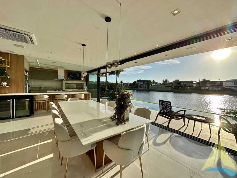 Casa com cinco suítes e piscina: 37ª foto da galeria de imagens do imóvel