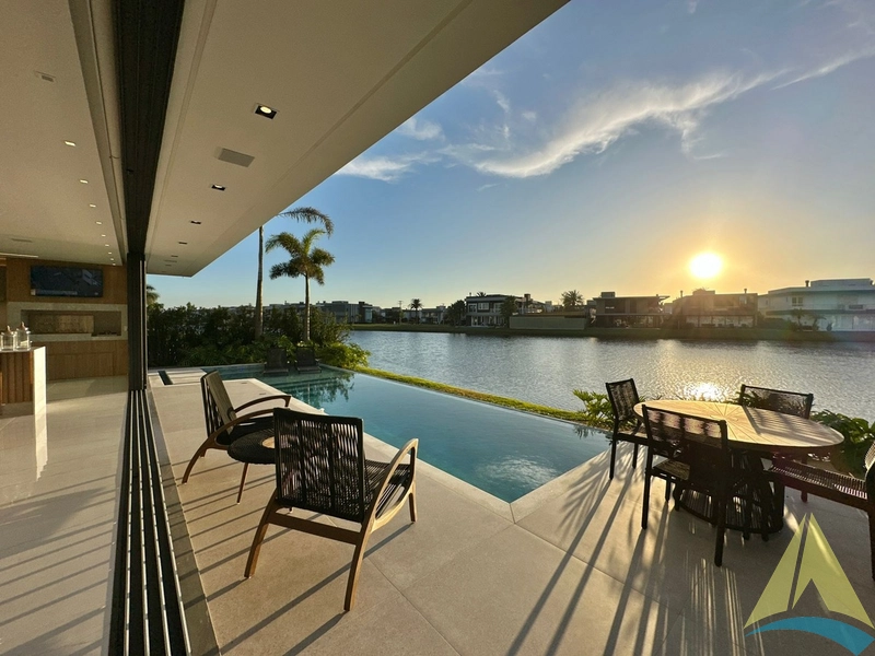 Casa com cinco suítes e piscina: 92ª foto da galeria de imagens do imóvel