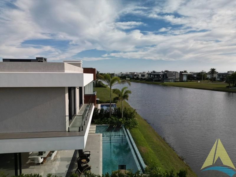 Casa com cinco suítes e piscina: 85ª foto da galeria de imagens do imóvel