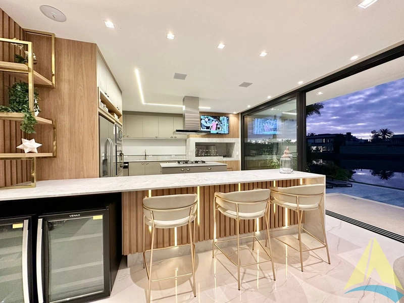 Casa com cinco suítes e piscina: 73ª foto da galeria de imagens do imóvel
