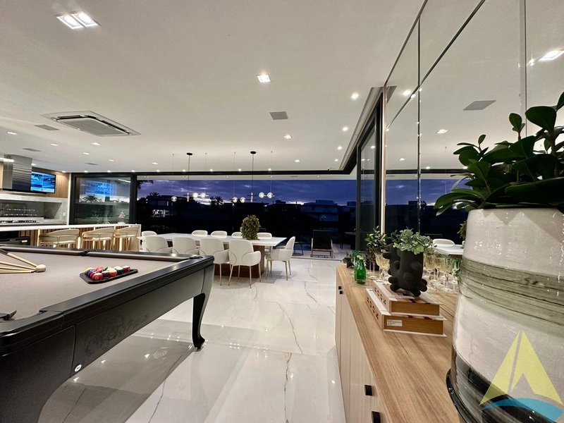 Casa com cinco suítes e piscina: 22ª foto da galeria de imagens do imóvel