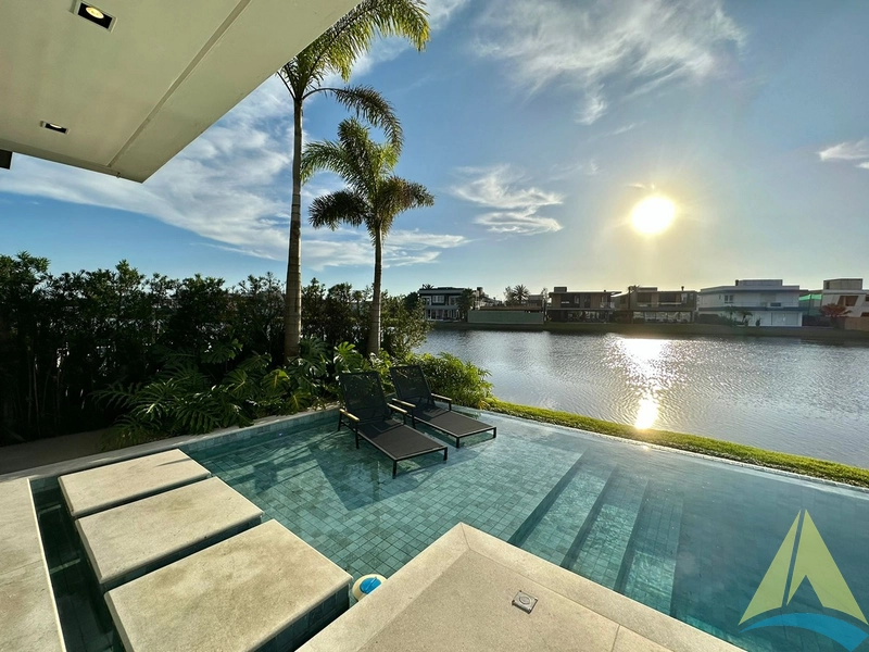 Casa com cinco suítes e piscina: 89ª foto da galeria de imagens do imóvel