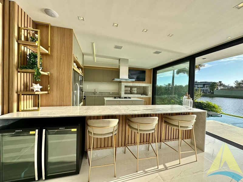 Casa com cinco suítes e piscina: 46ª foto da galeria de imagens do imóvel