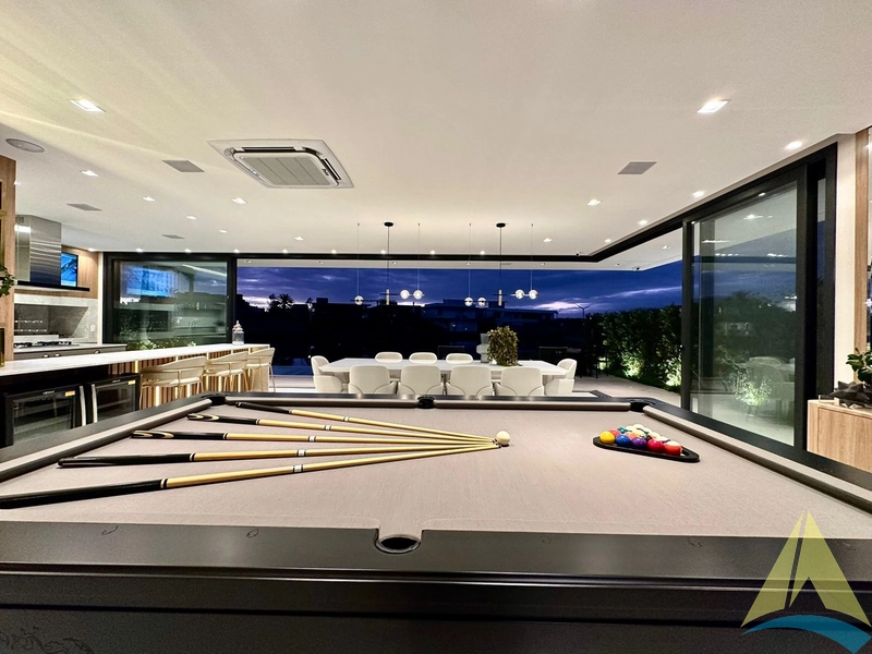 Casa com cinco suítes e piscina: 77ª foto da galeria de imagens do imóvel