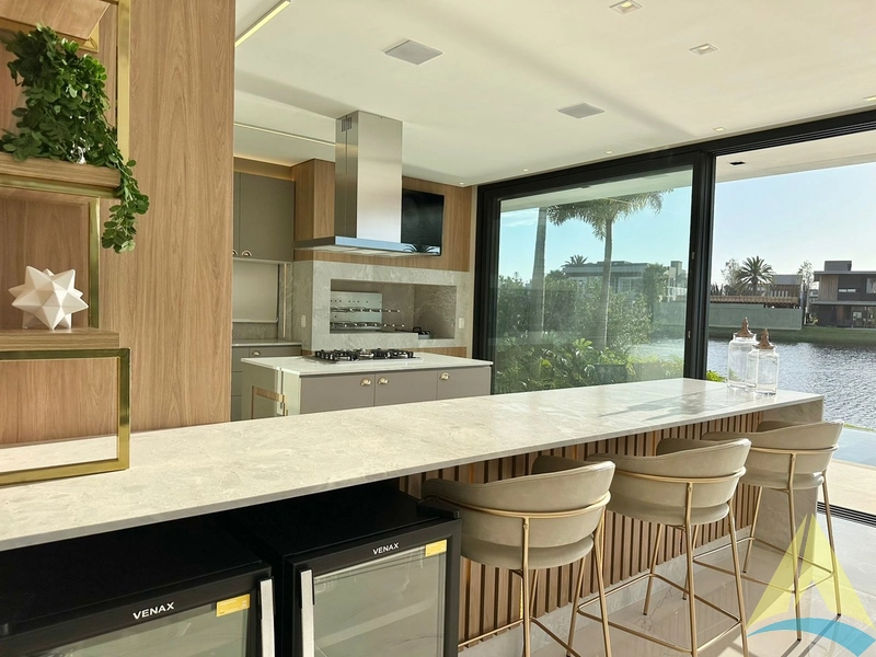 Casa com cinco suítes e piscina: 71ª foto da galeria de imagens do imóvel