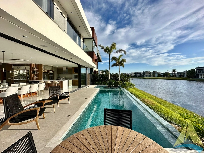 Casa com cinco suítes e piscina: 88ª foto da galeria de imagens do imóvel