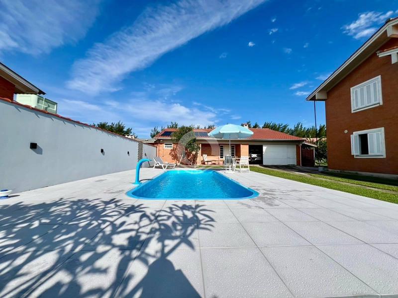 Casa com Piscina a uma quadra do Mar: 2ª foto da galeria de imagens do imóvel