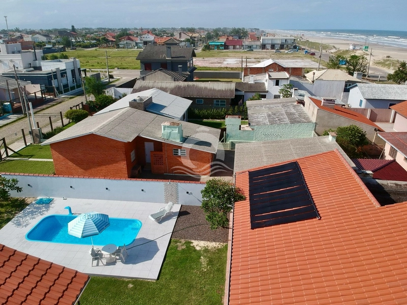 Casa com Piscina a uma quadra do Mar: 60ª foto da galeria de imagens do imóvel