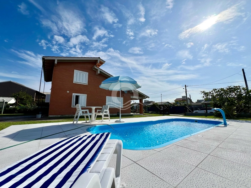 Casa com Piscina a uma quadra do Mar: 1ª foto da galeria de imagens do imóvel